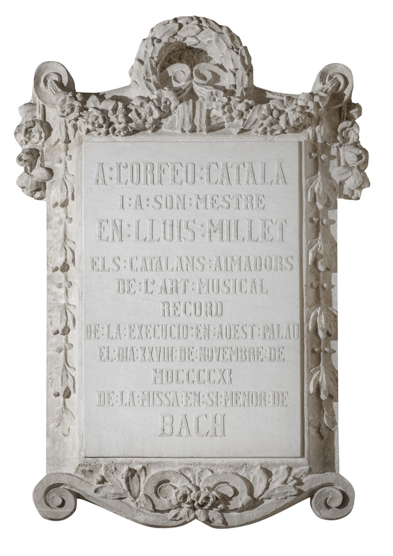 [Placa commemorativa a l’Orfeó Català en record de la primera audició de la Gran Missa en si menor de Bach a Espanya]